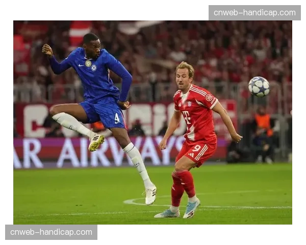 镜头捕捉：看台上，一名小球迷为拜仁球员的精彩扑救激动落泪