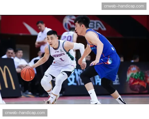 郭艾伦赛后拥抱老队友哈德森，昔日辽篮功勋场边观战