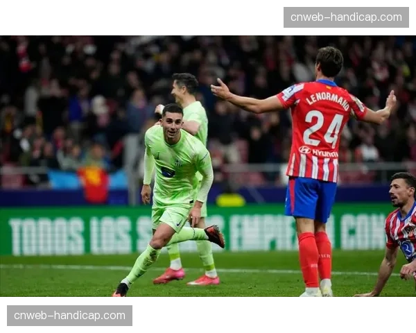 诺坎普出现罕见一幕：巴萨球迷为客队门将多次神扑起立鼓掌。